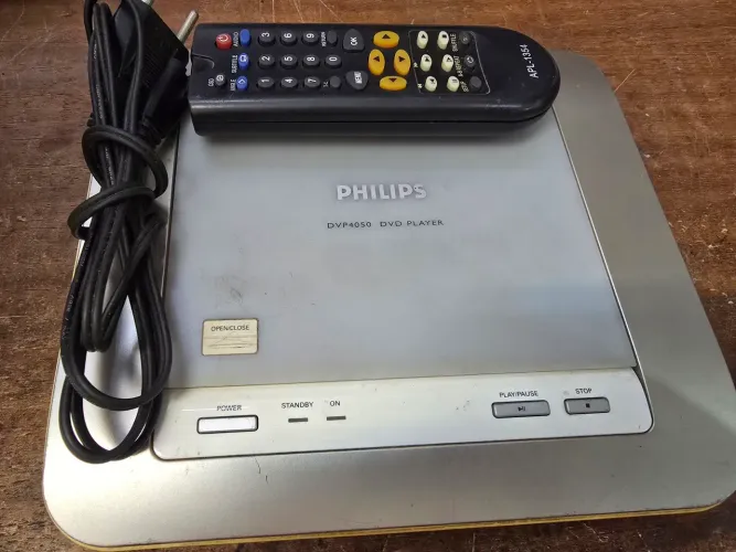 Dvd portatil philips funcionando perfeitamente como novo com controle e cabo garantia