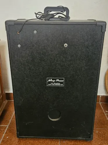 Caixa amplificadora para instrumentos musicais