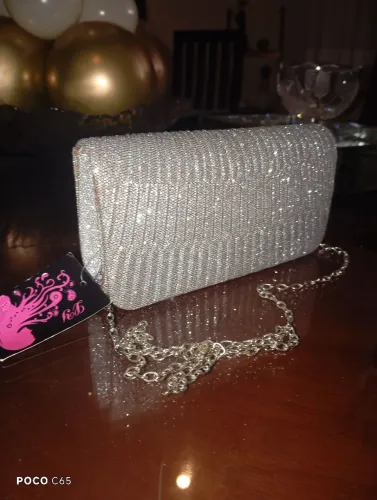 Bolsa prata pequena com alça de metal