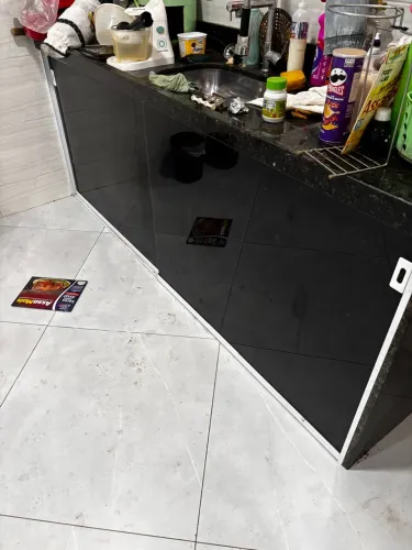Vendo casa com garagem e terraço coberto.
