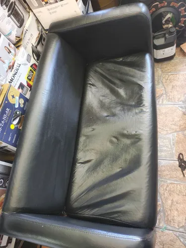 Sofá 2 Lugares Preto Tok&Stok - Ideal para barbearia e salão de beleza.