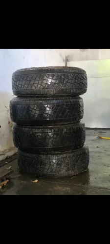 Pneus usados com pouco tempo de uso