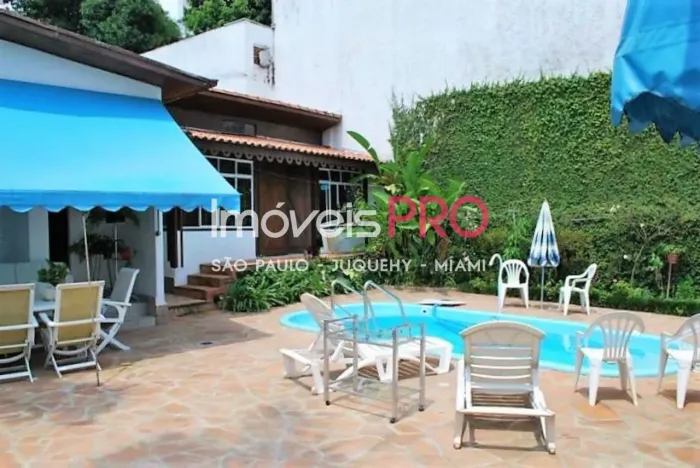 Casa em Moema de 237m² com piscina e churrasqueira.