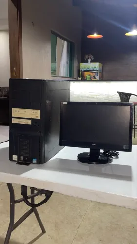 Gabinete e monitor antigo 
