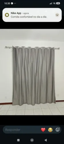 Cortina de tecido blackout com varal são duas partes