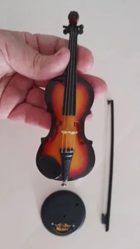 Mini violino com suporte para enfeitar sua sala musical.