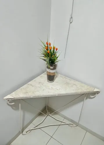 Mesa de canto com tampo de pedra natural