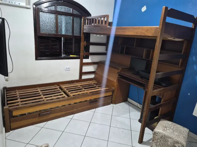 Beliche de madeira com cama auxiliar ,mesa de computador e bau.