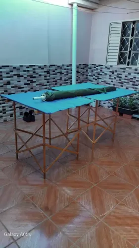 um guarda chuva grande e dois tripé de feira