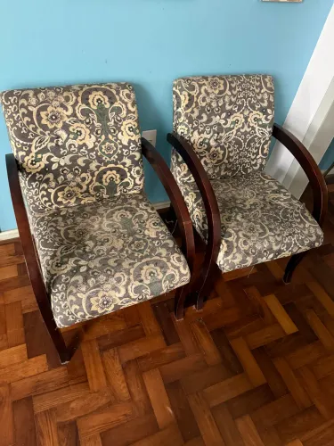 Par de Poltronas Clássicas com Braço em Madeira