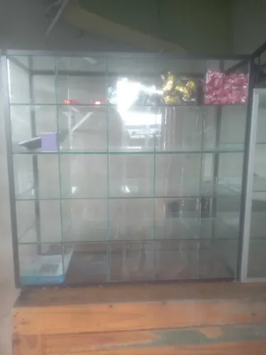 Vitrine de doces grandes, com 25 compartimentos toda de semi nova, por 250 reais tem con