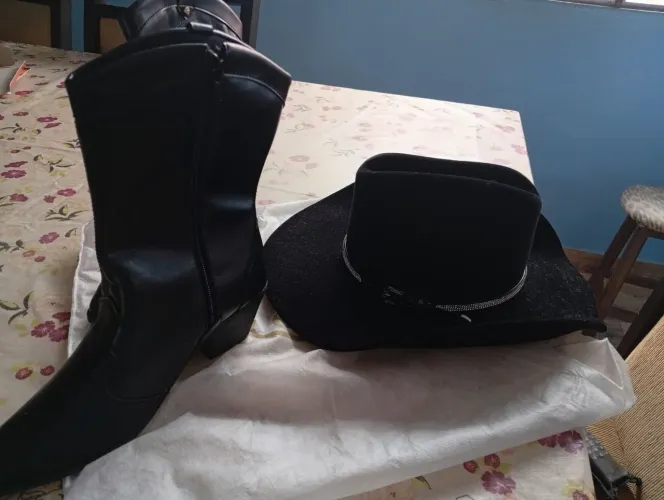 Chapéu e Bota 36 super lindos.