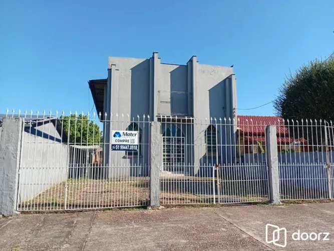 Prédio comercial no bairro Camaquã em Porto Alegre/RS.