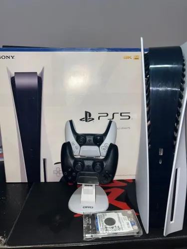 Ps5 C/Leitor + 2 controles, HD 1TB, base de carregamento e 4 jogos