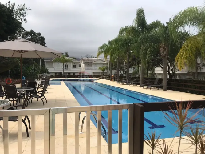 Casa a Venda em Maresias, Condomínio Fechado com Localização Privilegiada a 80 metros da P