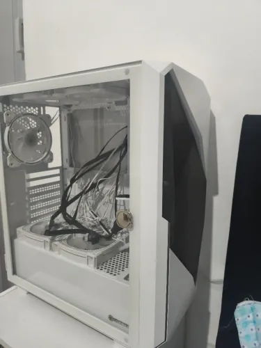 Gabinete gamer com 8 fans +1 reserva.