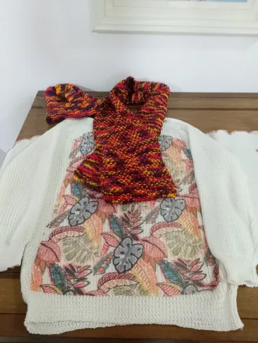 Blusa de tricô, cachecol e gorro