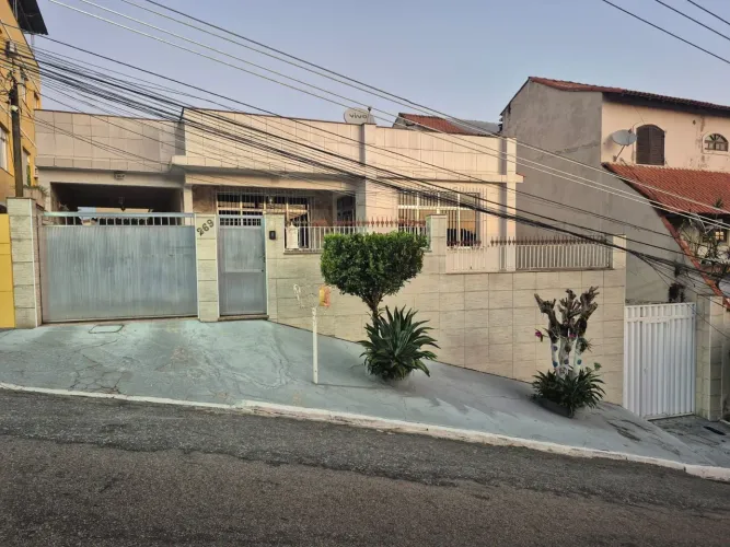 CASA AMPLA NO JARDIM 25 DE AGOSTO - DUQUE DE CAXIAS - em condomínio fechado