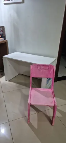 Escrivaninha infantil e cadeira 