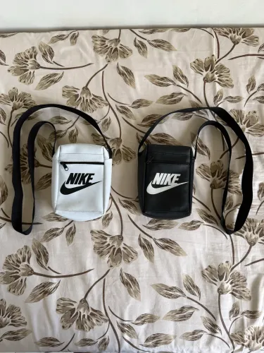 Duas bolsas transversal da Nike