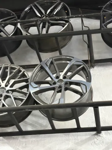 Roda Audi aro 20 Grafite diamantada.