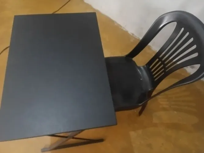 Mesa de estudos com cadeira