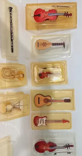 9 Mini instrumentos musicais da coleção Salvat