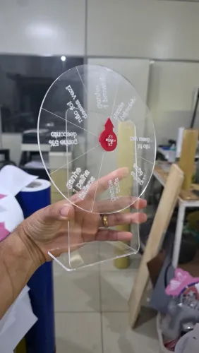 Roleta em acrilico mini de balcão, com bola de 20cm, com gravação toda transparente..