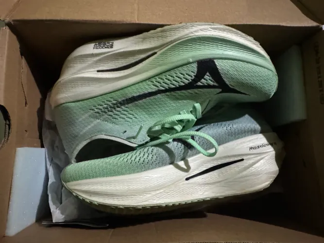 Tênis de corrida Mizuno Rebelion Pro 3