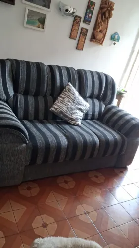 Sofá de três lugares