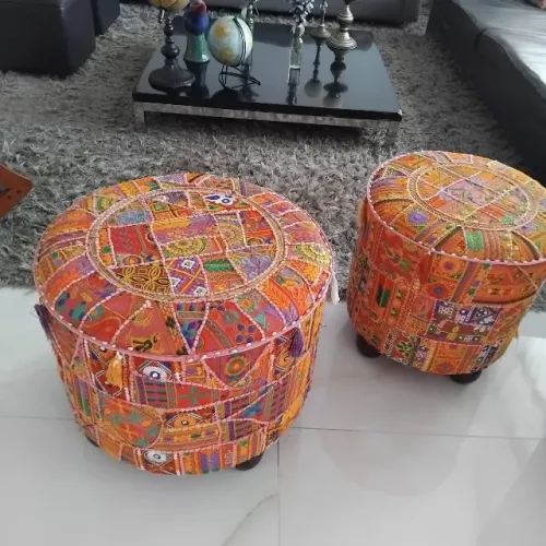 PUFFS INDIANOS BORDADOS À MÃO COM PÉS DE IMBUIA IMPORTADOS.