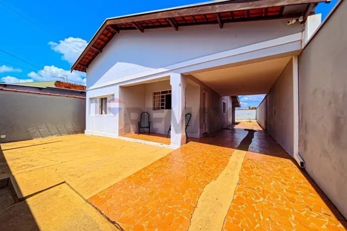 Casa com 02 quartos, 02 banheiros, sala, cozinha, garagem para 05 carros ou mais, lavander