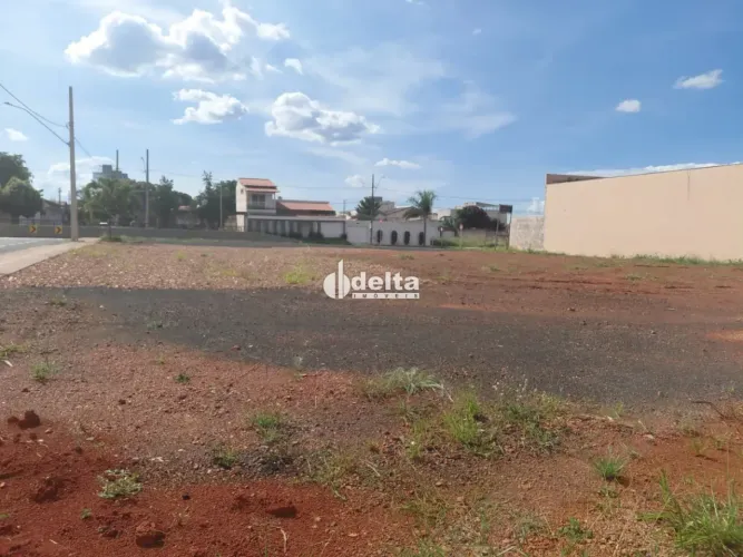 Área disponível para locação e venda no bairro Umuarama em Uberlândia-MG
