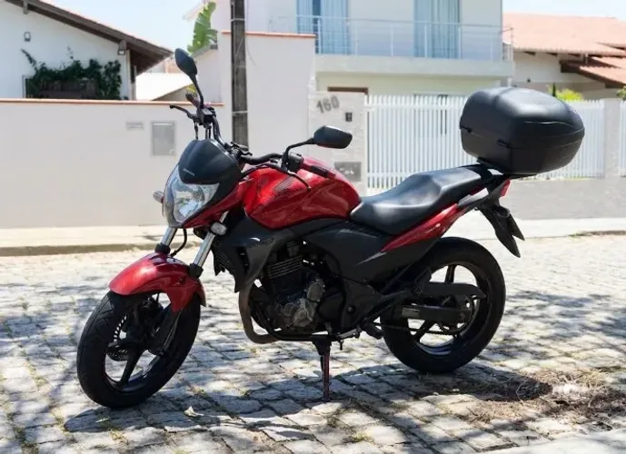 Honda CB 300R - Motor Novo na Garantia / Pneus, Bateria e Embreagem Novos