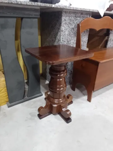 Mesa lateral,ou de centro madeira de imbuia maciça com torneado e recortes leia