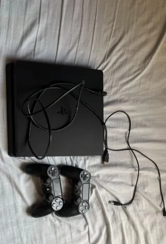 PS4 SLIM 1TB - 2 CONTROLES - 2 JOGOS