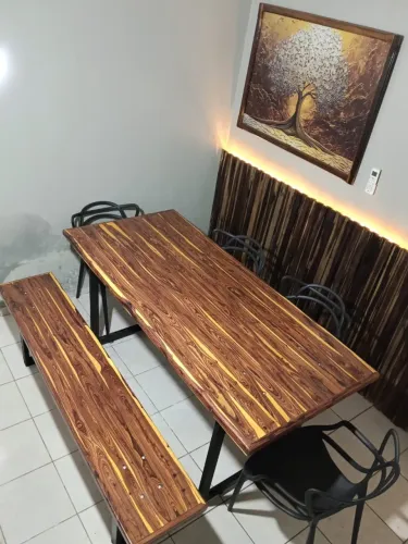 Mesa Artesanal em Madeira Maciça Premium