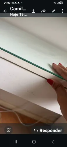 Vendo cômoda com base de vidro. Linda..