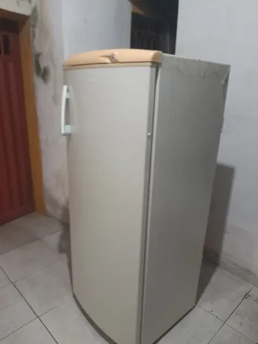 Vendo geladeira cônsul usada está precisando colocar o gás o moto está funcionando normal