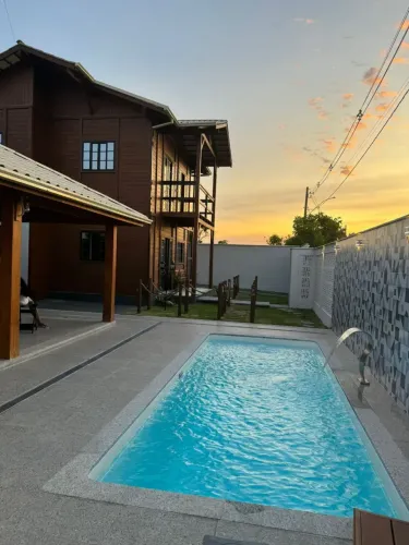 ALUGA-SE PARA TEMPORADA CASA COM PISCINA EM PRAIA GRANDE-FUNDÃO-ES