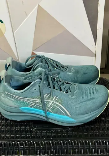 Asics Kayano 33 - Número 42 (Tênis)