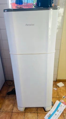 GELADEIRA PORTA COM DEFEITO