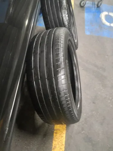 Dois pneus Pirelli 225/55/18 em bom estado. Oportunidade.