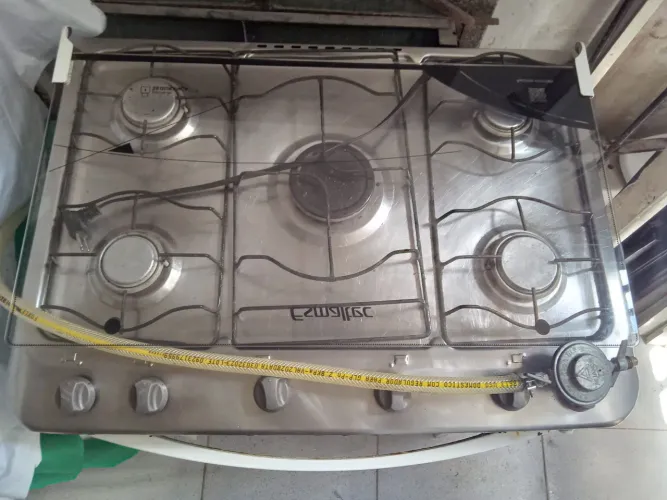 Fogão esmaltec  5 bocas.