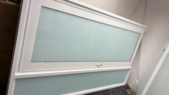 Painel de Alumínio com Vidro fosco