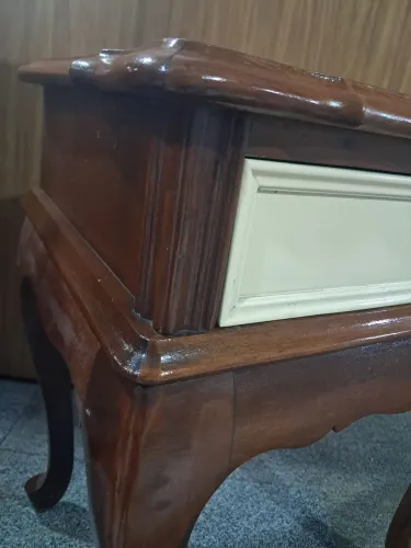 Mesa de Cabeceira Chipandelle/Luis XV em imbuia maciça - Completamente restaurada 