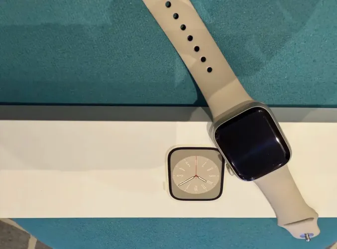 Apple Watch 8 - 41mm Starlight(areia) + 5 pulseiras
