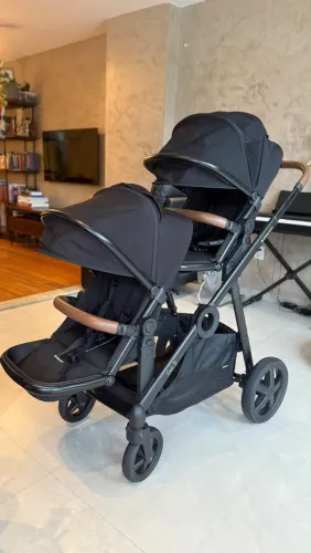Carrinho duplo de bebê