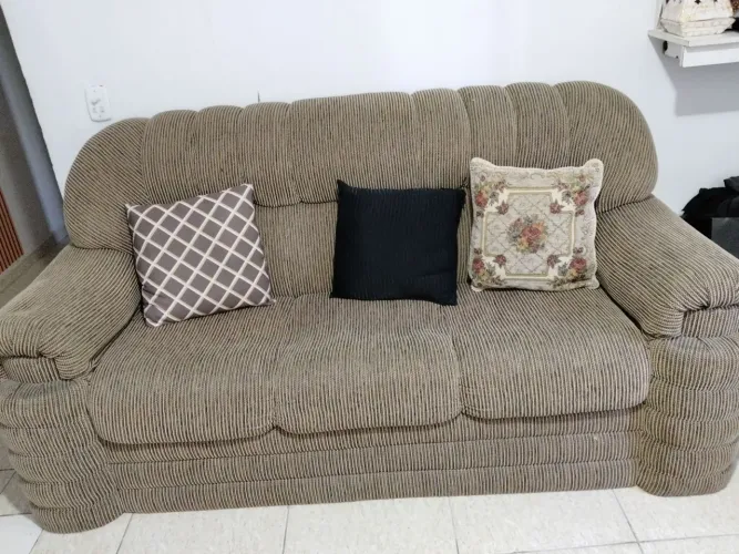 Sofá de veludo três lugares