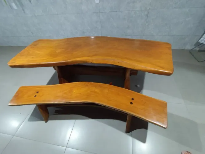 Vende-se mesa de madeira com dois bancos 